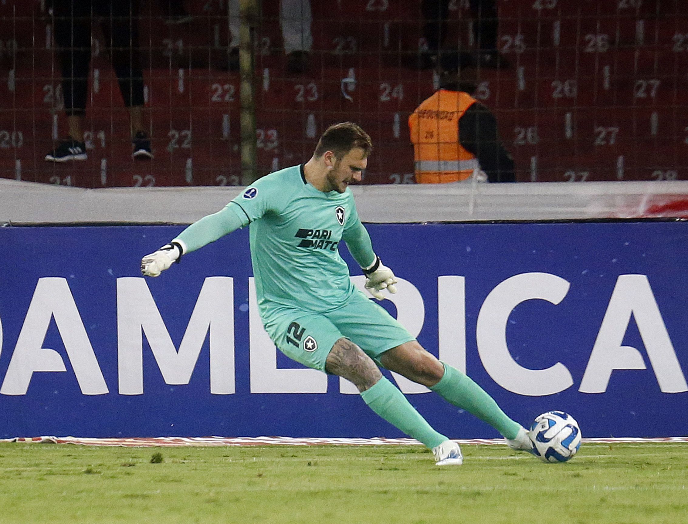 Lucas Perri voltou a ser fundamental para o Botafogo