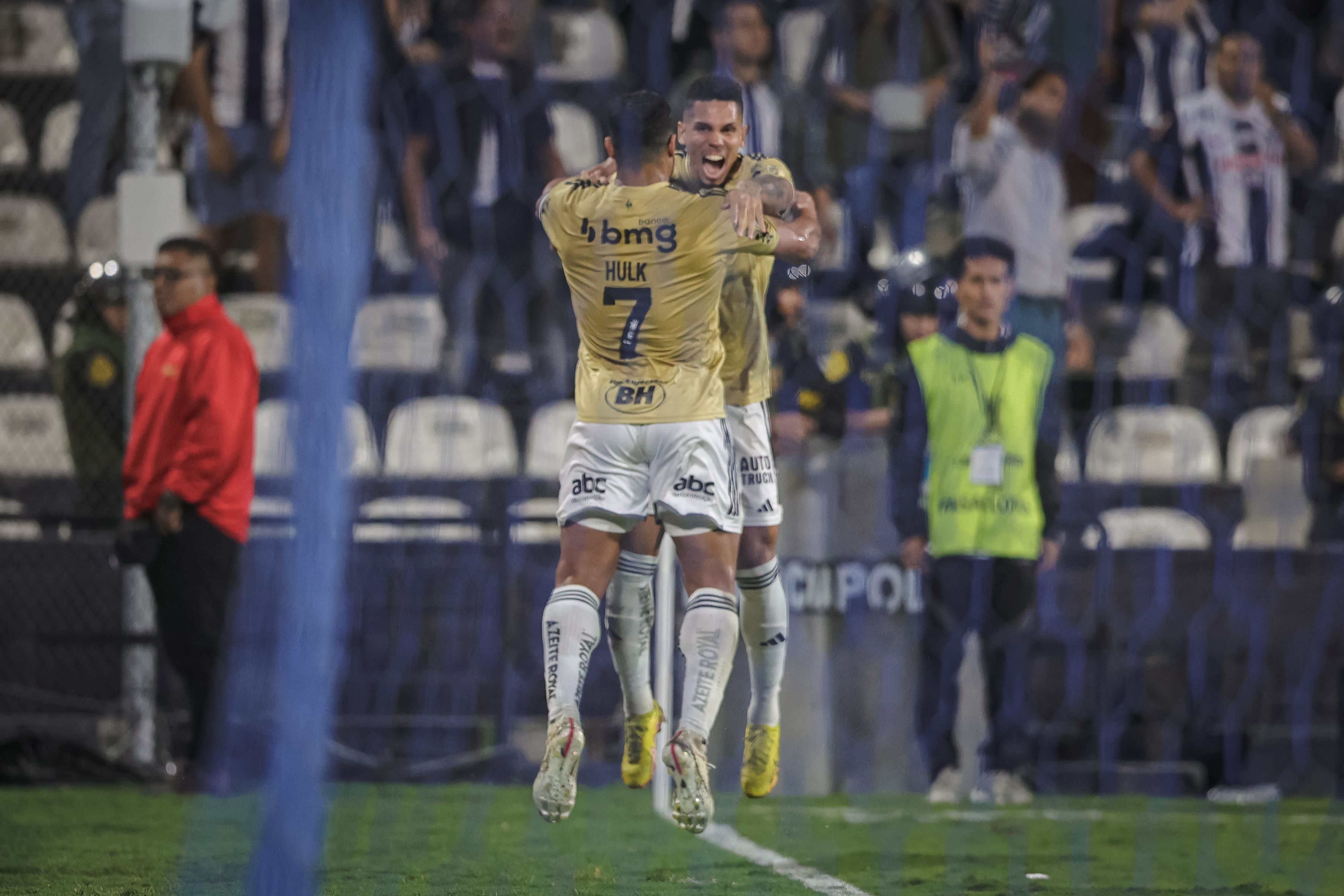 Hulk agradece Paulinho por assistência perfeita / Pedro Souza / Atlético