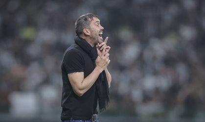 Atlético-MG e Coudet conversam a distância por rescisão, mas ainda sem acordo