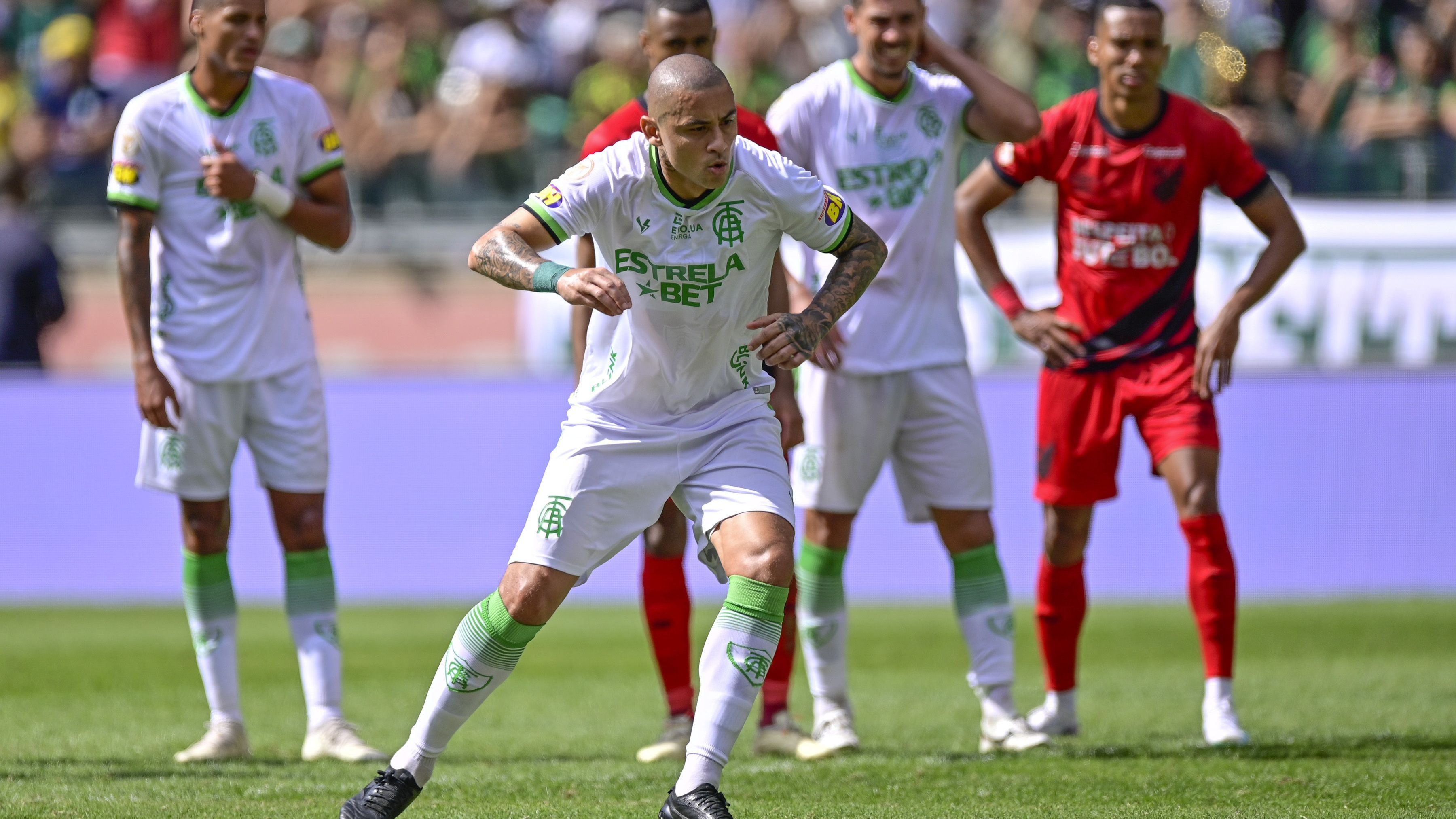 Wellington Paulista se prepara para bater pênalti em América-MG x Athletico=PR