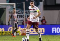 Convocado pela Seleção, zagueiro Nino, do Fluminense, sai de campo chorando
