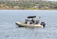 Barco naufraga com oito pessoas a bordo em SC; Marinha realiza buscas
