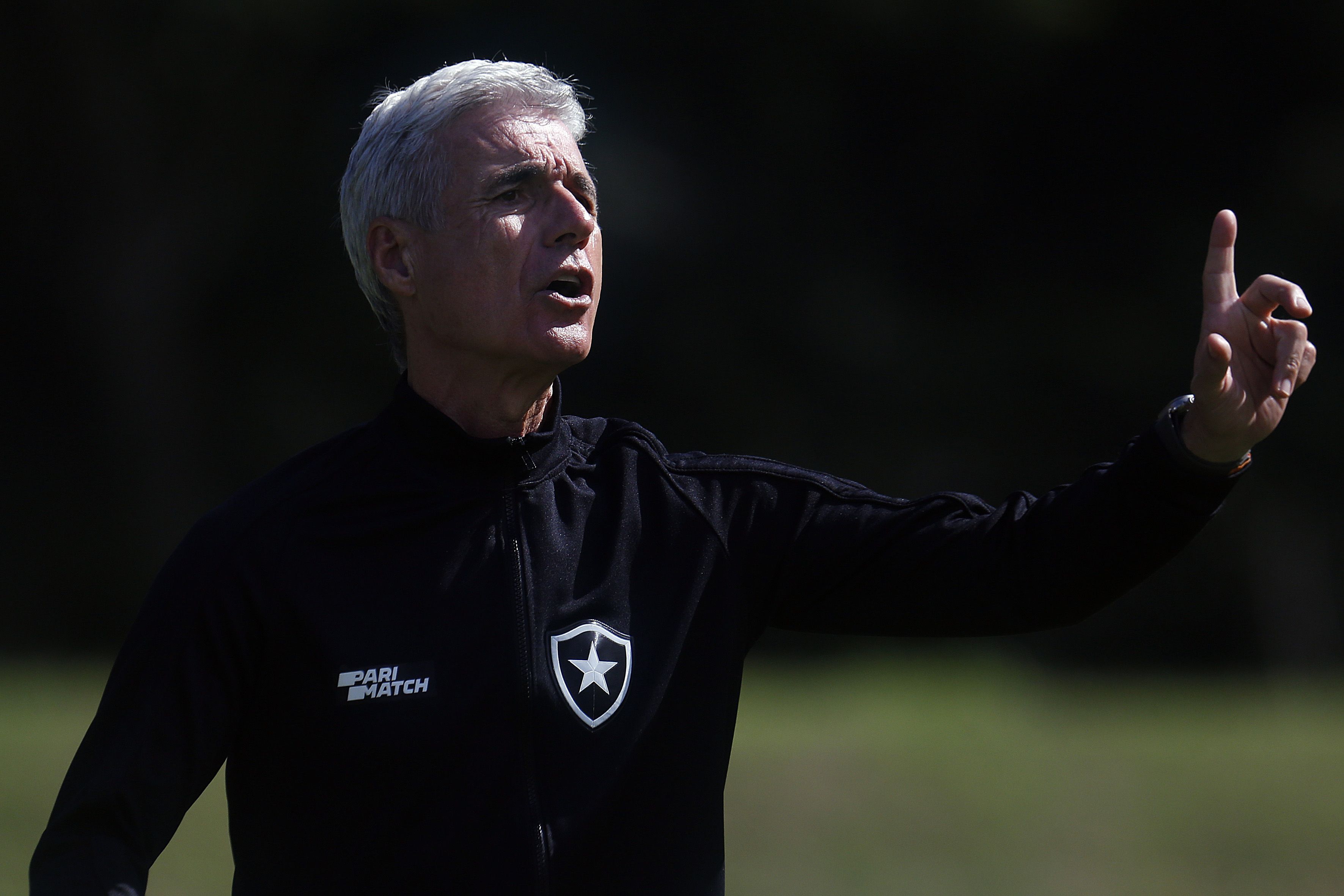 Luis Castro comandando treino do Botafogo