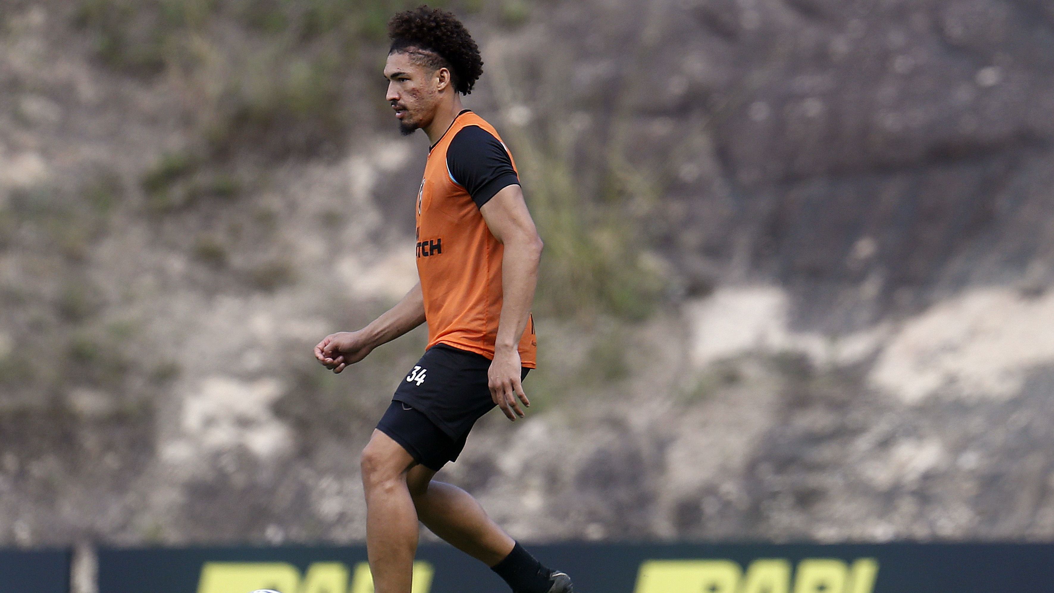 Adryelson em treino pelo Botafogo