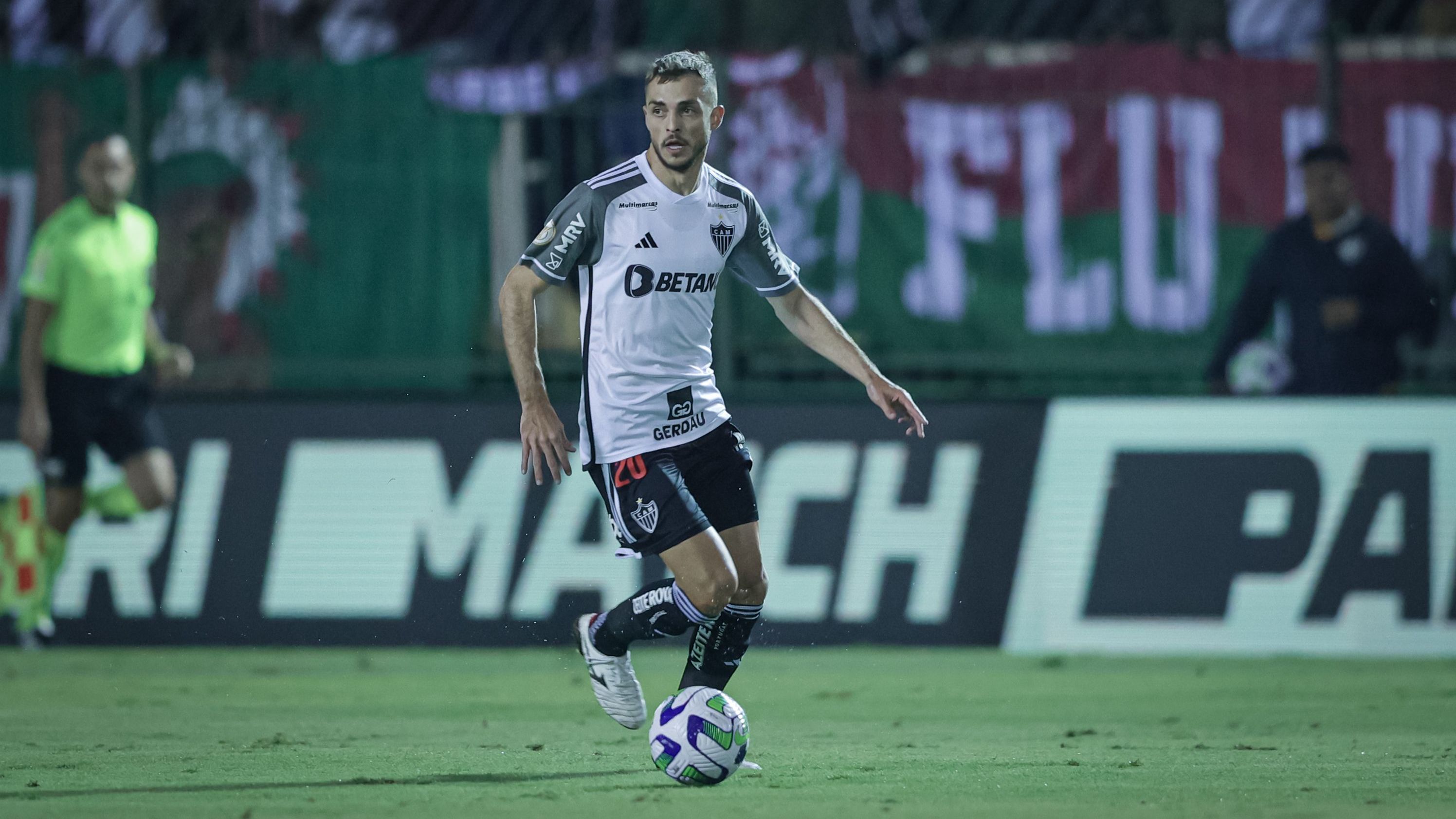 Hyoran, do Atlético-MG, em ação contra o Fluminense pelo Campeonato Brasileiro