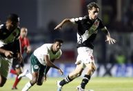 Goleiro falha e Vasco perde para o Goiás em São Januário; time não ganha há dez jogos