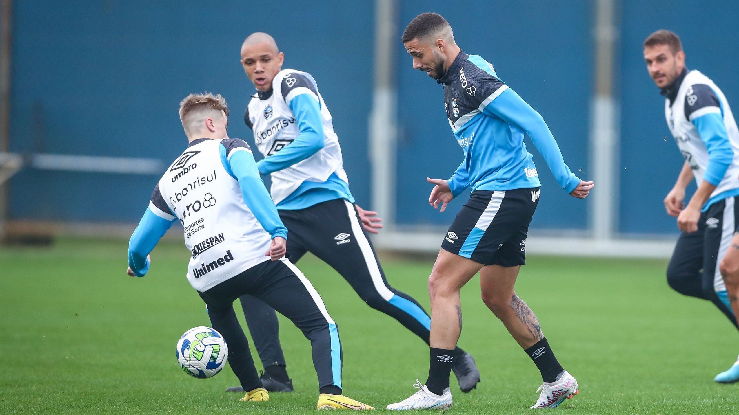 Kelvin (sem colete) em treino do Grêmio nesta sexta-feira (23)