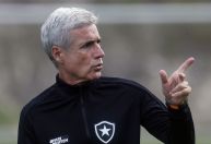 Botafogo anuncia saída do técnico português Luís Castro