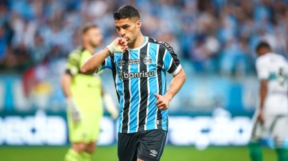 Suárez cogita viajar a Barcelona para tratar dores no joelho, diz jornal uruguaio