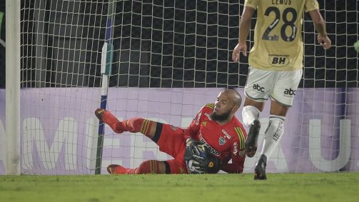 Goleiro Everson faz defesa em Libertad 1 x 1 Atlético-MG