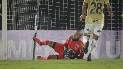 Goleiro Everson faz defesa em Libertad 1 x 1 Atlético-MG