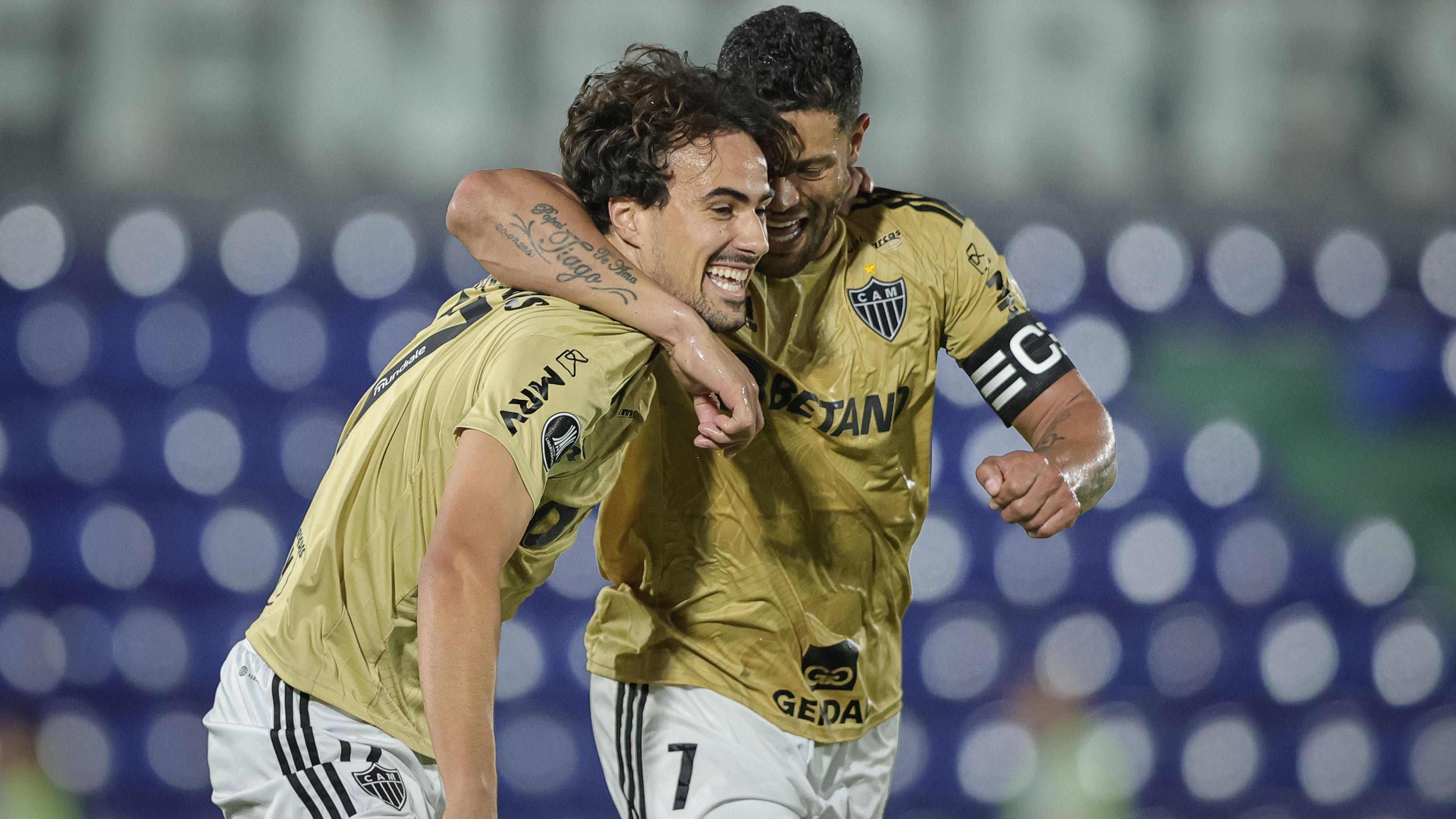 Igor Gomes comemora com Hulk o gol da classificação do Atlético-MG