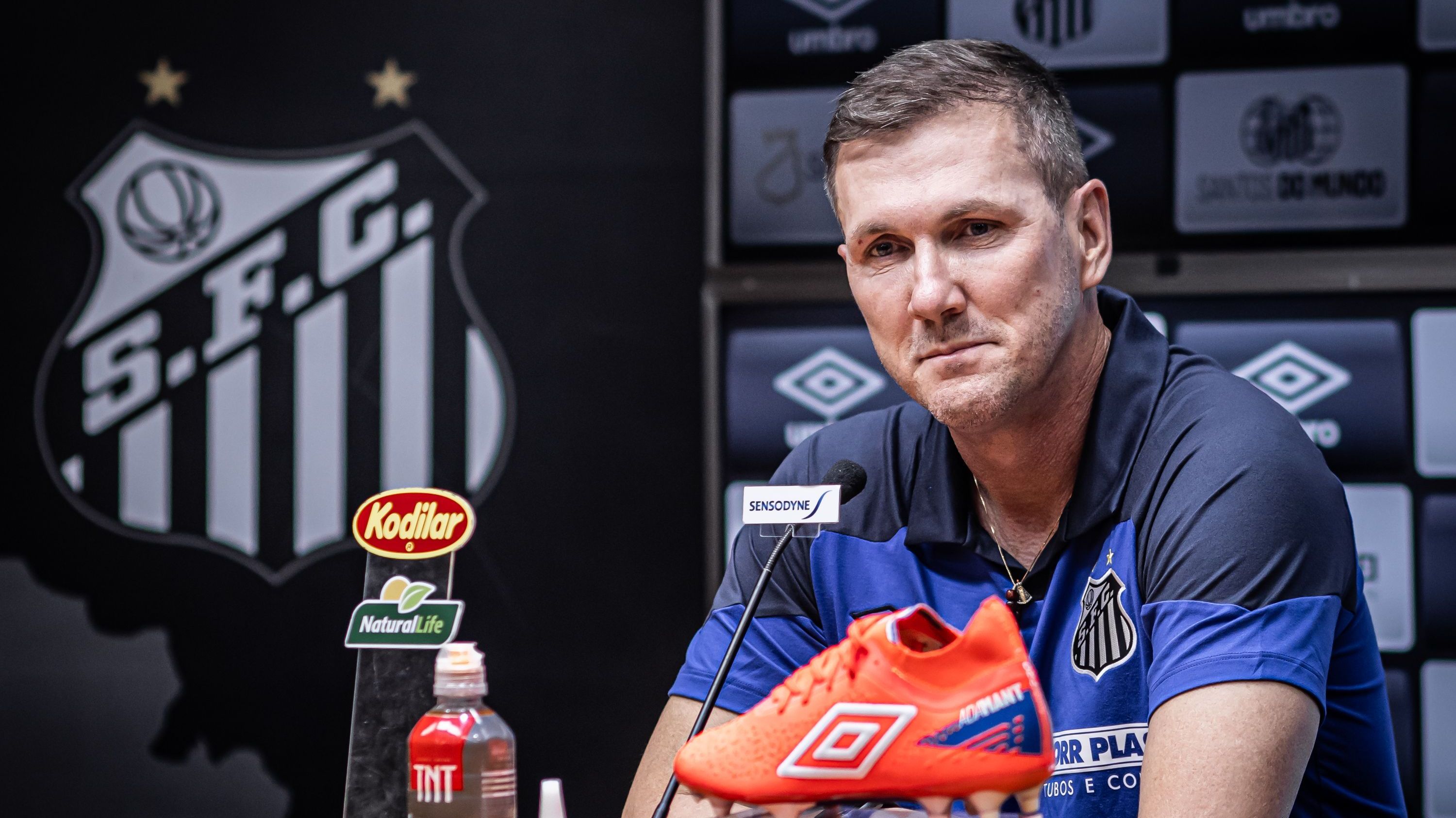 O técnico Paulo Turra foi apresentado pelo Santos nesta terça-feira (27)