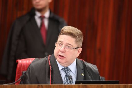 Ministro do TSE Raul Araújo justifica voto em julgamento do ex-presidente Jair Bolsonaro