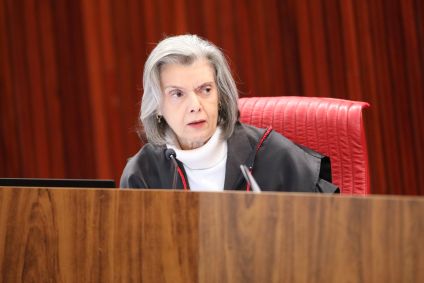 Ministra Cármen Lúcia na sessão do Tribunal Superior Eleitoral (TSE) que julga ação que pode tornar ex-presidente Jair Bolsonaro (PL) inelegível