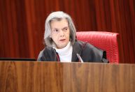 Cármen Lúcia diz que decisão pode ser criticada e questionada, mas não pode ser descumprida