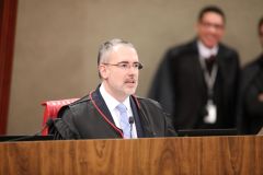 Ministro do Tribunal Superior Eleitoral (TSE) André Ramos Tavares vota em julgamento sobre inelegibilidade de Bolsonaro