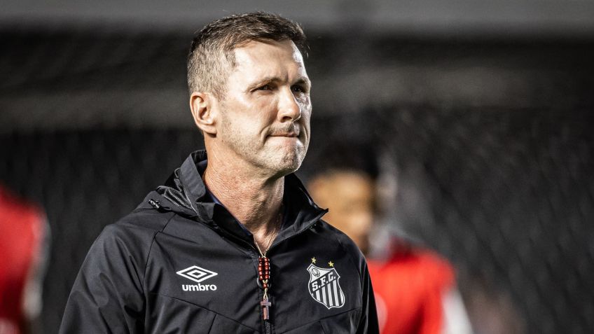 Recém demitido do Athletico-PR, Paulo Turra chegou no Santos e ficou por apenas 7 jogos. / Raul Baretta/Santos FC