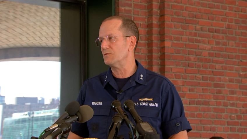 O contra-almirante John Mauger fala durante coletiva de imprensa em Boston em 19 de junho. Ele lidera operações de buscas por submarino desaparecido em expedição aos destroços do Titanic. / WFXT