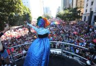 Parada LGBTQIA+ reúne multidão nos trios de Pabllo Vittar e Daniela Mercury em SP