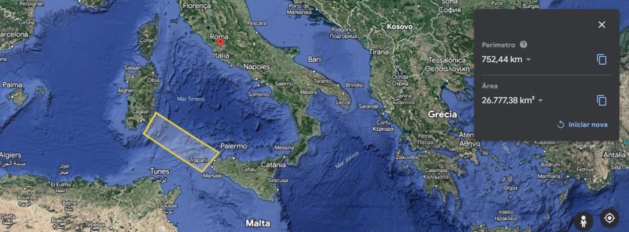 Trecho em destaque mostra distância entre as ilhas da Sardenha e Sicíilia e é equivalente à área patrulhada pela Força Aérea dos EUA na busca pelo submersível Titan em dois dias / Reprodução/Google Earth