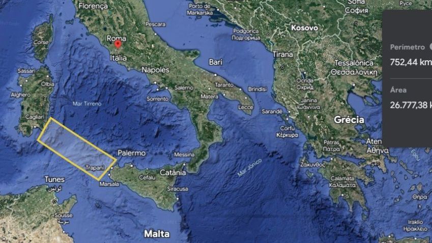 Trecho em destaque mostra distância entre as ilhas da Sardenha e Sicíilia e é equivalente à área patrulhada pela Força Aérea dos EUA na busca pelo submersível Titan em dois dias / Reprodução/Google Earth
