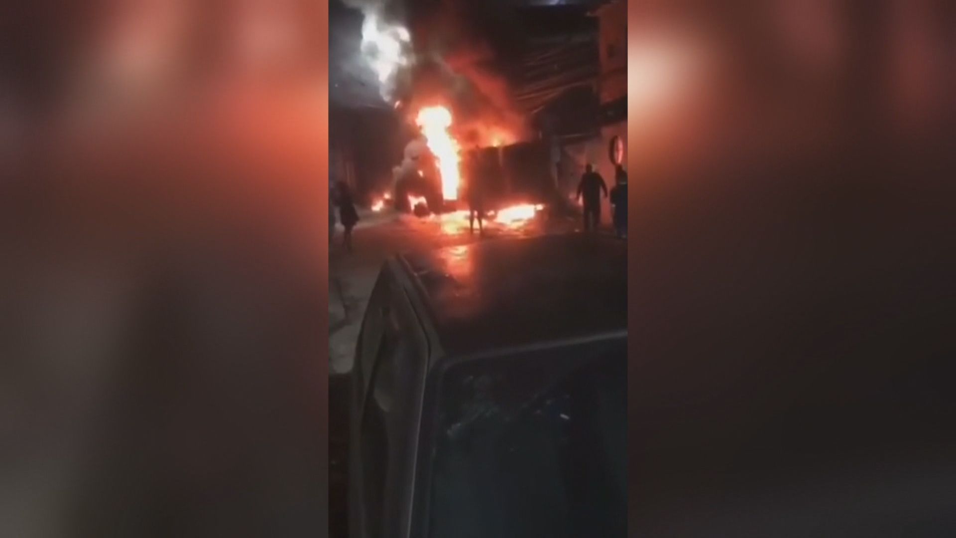 Blindado da PM é incendiado com coquetel molotov no RJ