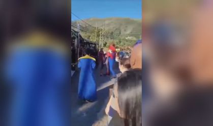 Dançarinos com fantasia de super-heróis trocam socos no RJ; veja