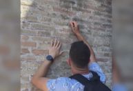 Turista acusado de rabiscar parede do Coliseu pede desculpas e diz que não sabia idade do monumento
