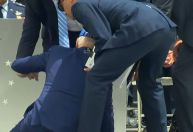 Joe Biden leva tombo em evento nos EUA