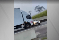 Caminhão arrasta carro na Rodovia Anhanguera após fugir de tentativa de roubo