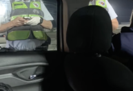 Jovem assume direção após motorista de aplicativo ser pego no bafômetro