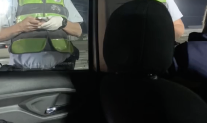 Jovem assume direção após motorista de aplicativo ser pego no bafômetro