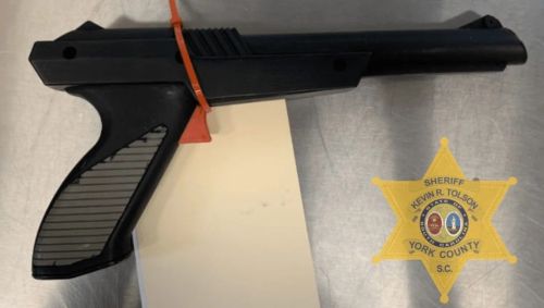 Deputados acusam homem de usar pistola 'Duck Hunt' da Nintendo durante assalto