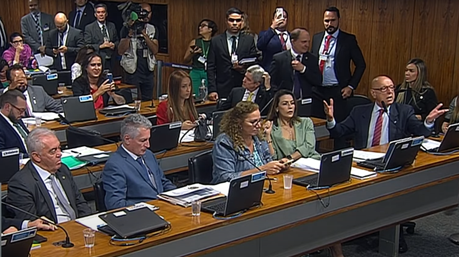 Senadores batem boca sobre Nicolás Maduro em sessão da CPMI do 8 de janeiro