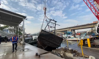 Cinco embarcações são retiradas da Baía de Guanabara