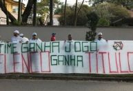 Torcida do Palmeiras protesta contra Leila Pereira: “Vendeu Scarpa e comprou avião”