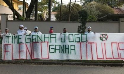 Torcida protesta e cobra reforços para o time do Palmeiras