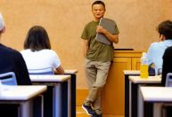 Fundador do Alibaba, Jack Ma, dá primeira aula como professor na Universidade de Tóquio