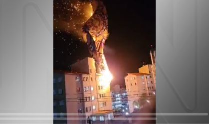 Balão em chamas atinge prédio de condomínio em Arujá, na Grande SP