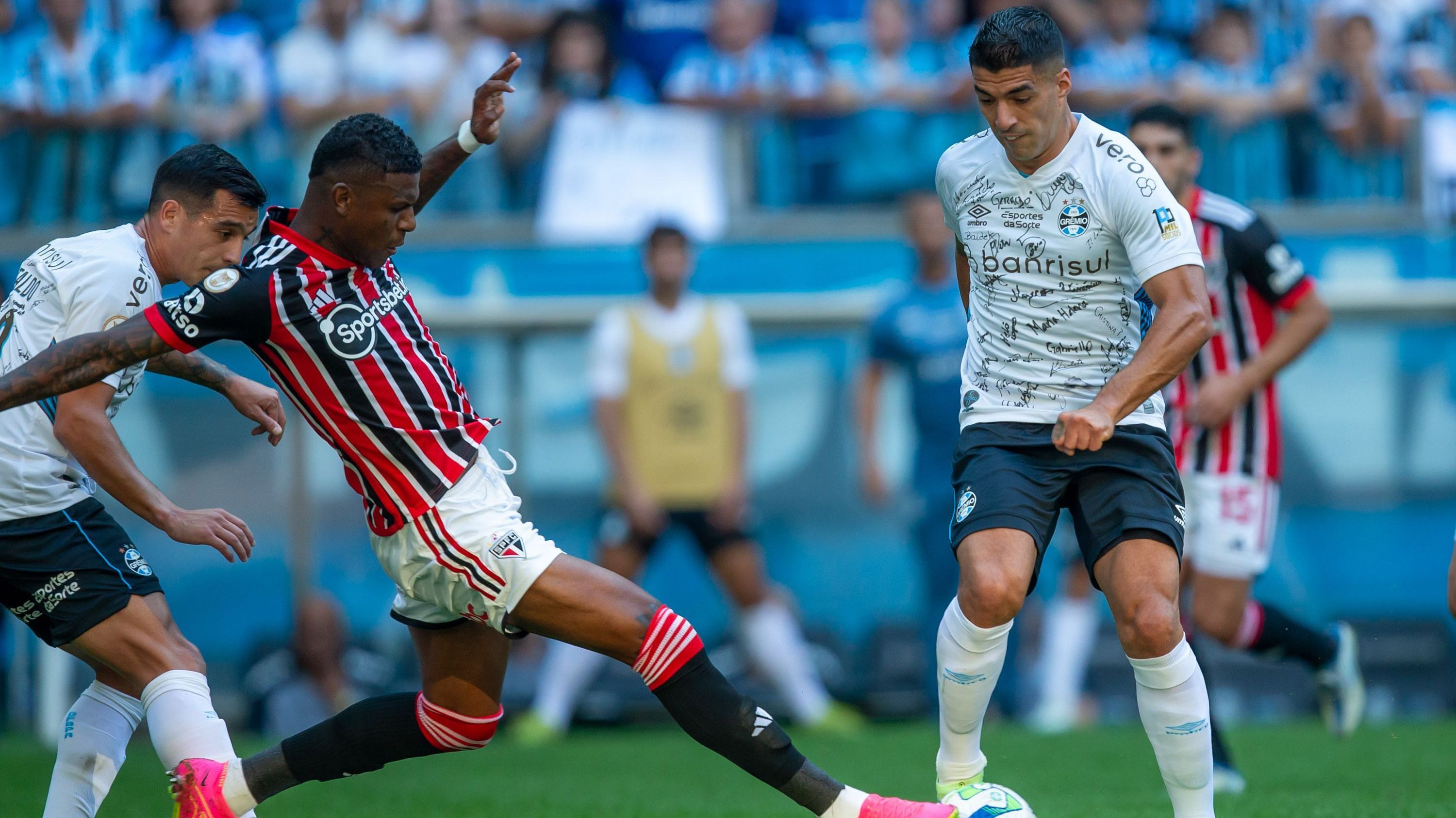 Arboleda e Suárez disputam bola em Grêmio x São Paulo