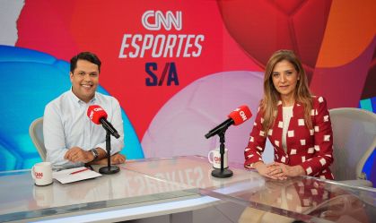 O apresentador João Vítor Xavier e a presidente do Palmeiras, Leila Pereira