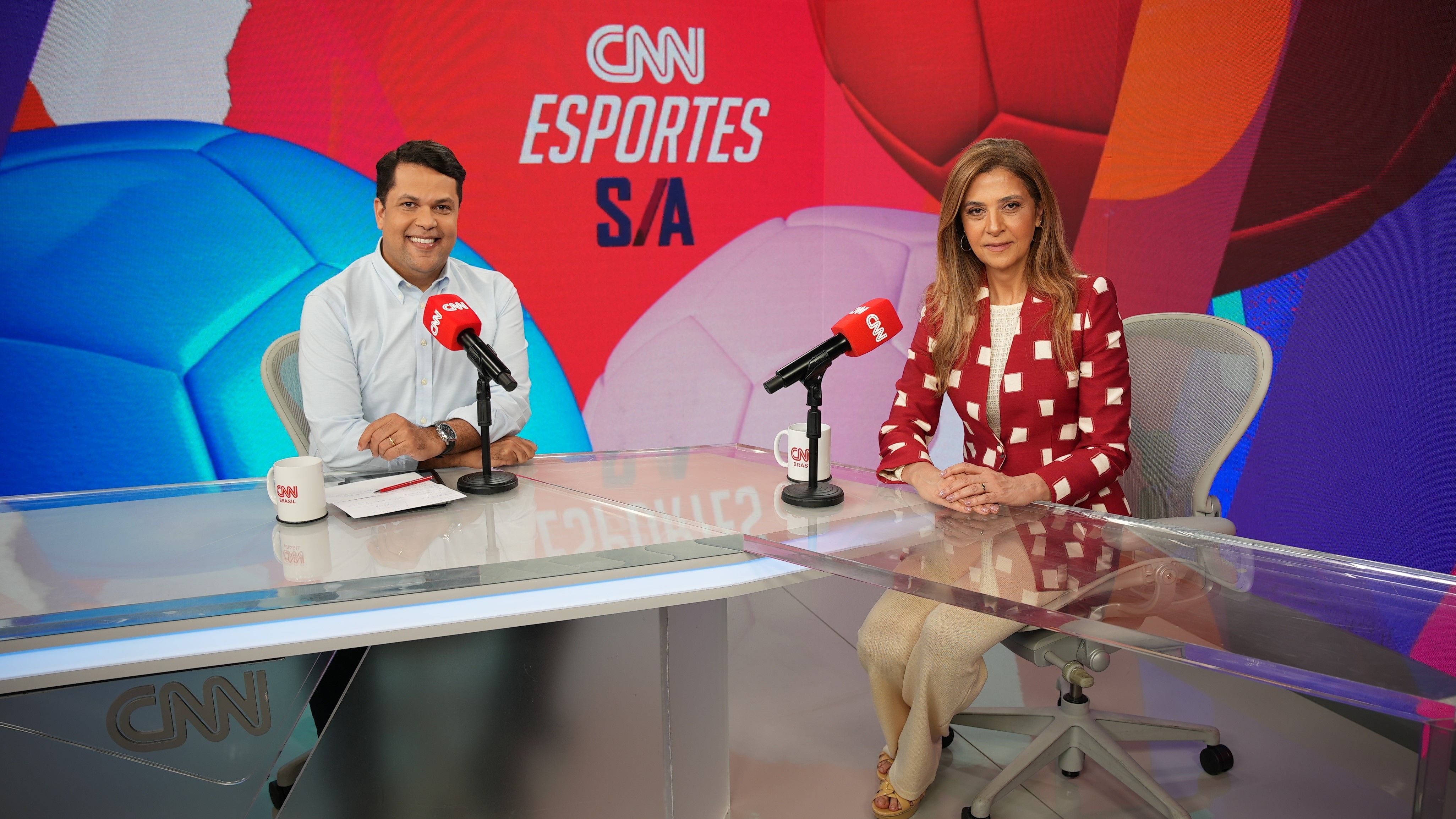 O apresentador João Vítor Xavier com a presidente do Palmeiras, Leila Pereira