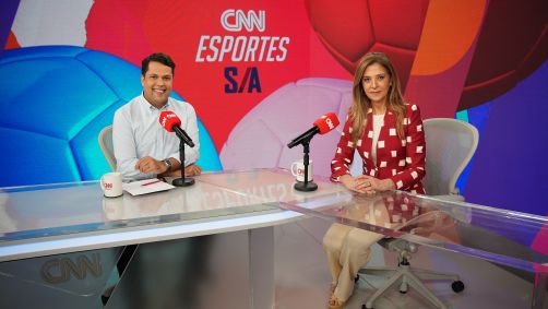 O apresentador João Vítor Xavier com a presidente do Palmeiras, Leila Pereira
