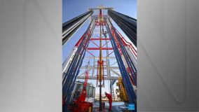 Um engenheiro inspeciona a operação da máquina de perfuração no projeto de um poço de mais de 10.000 metros de profundidade para exploração científica na Região Autônoma Uigur de Xinjiang, no noroeste da China, em 30 de maio de 2023