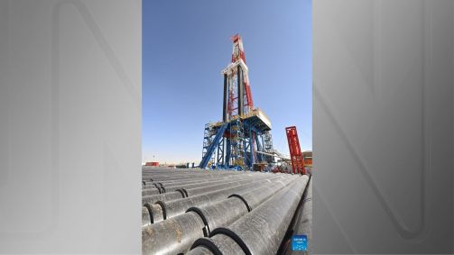 Foto tirada em 30 de maio de 2023 mostra o projeto de perfuração de um poço de mais de 10.000 metros de profundidade para exploração científica na Região Autônoma Uigur de Xinjiang, no noroeste da China