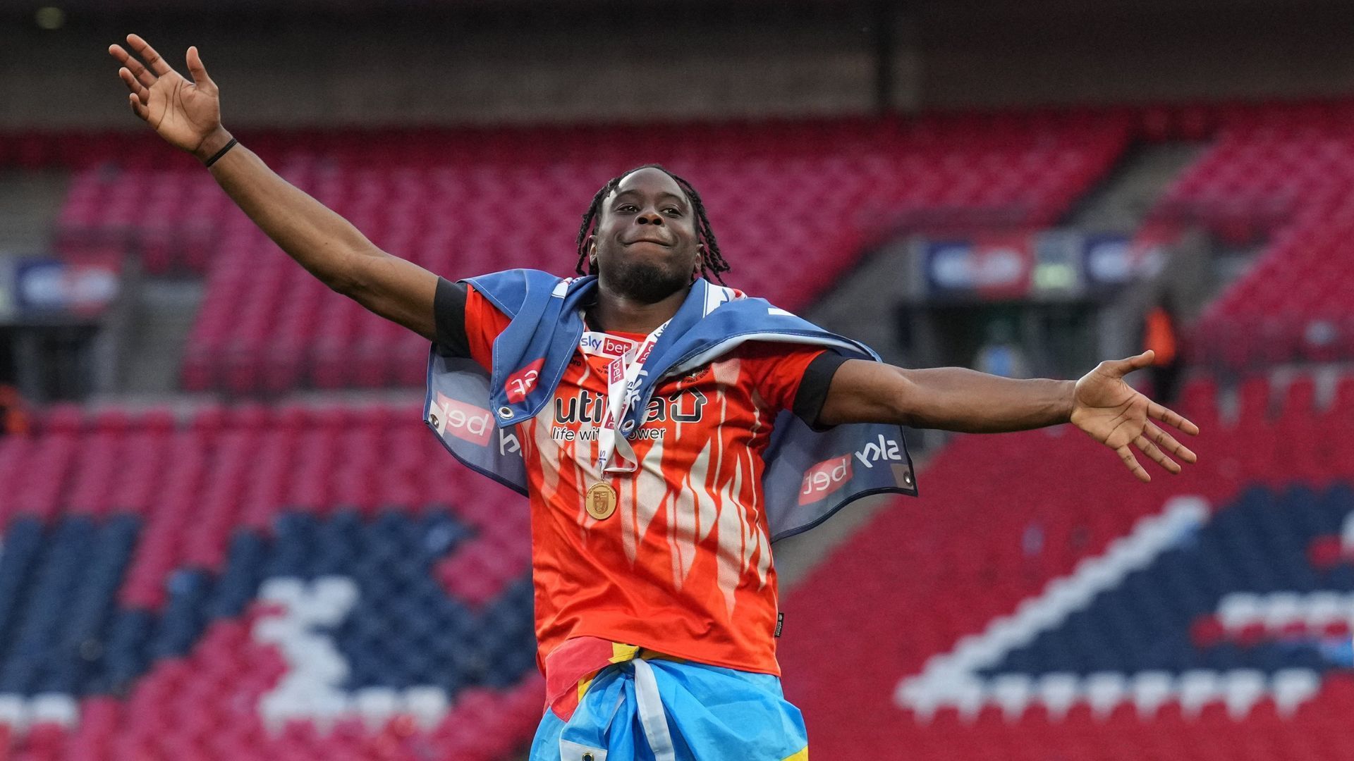Pelly-Ruddock Mpanzu comemora acesso à Premier League / Reprodução/Redes Sociais