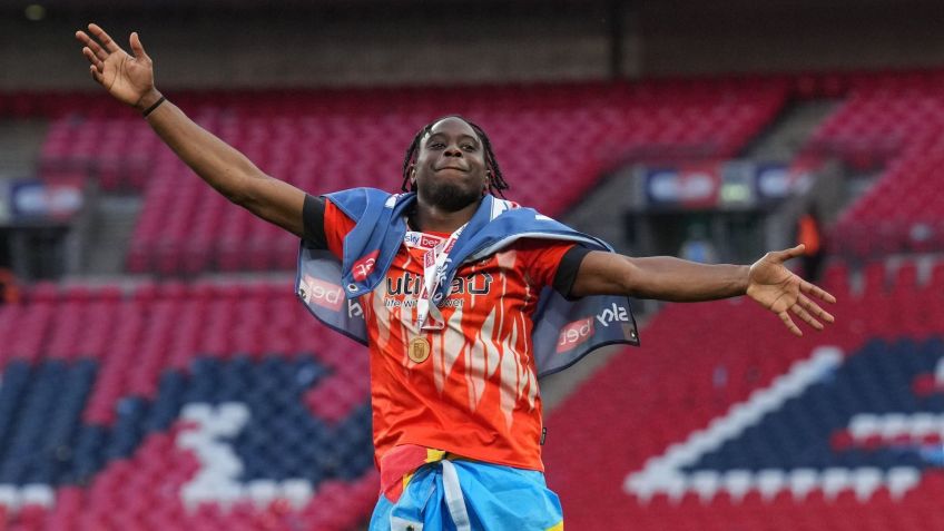 Pelly-Ruddock Mpanzu comemora acesso à Premier League / Reprodução/Redes Sociais