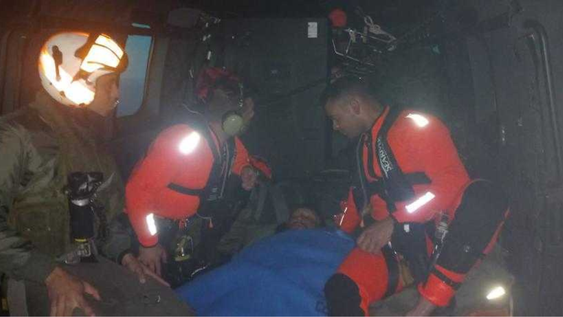Sexto tripulante do naufrágio em SC recebe atendimento em helicóptero da Marinha após ser encontrado
