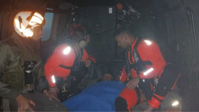 Sexto tripulante do naufrágio em SC recebe atendimento em helicóptero da Marinha após ser encontrado / Divulgação/Marinha do Brasil